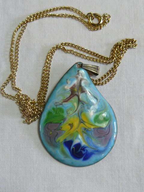 GLAZED ENAMEL AND COPPER PENDANT AND GOLD TONED CHAIN STUNNING