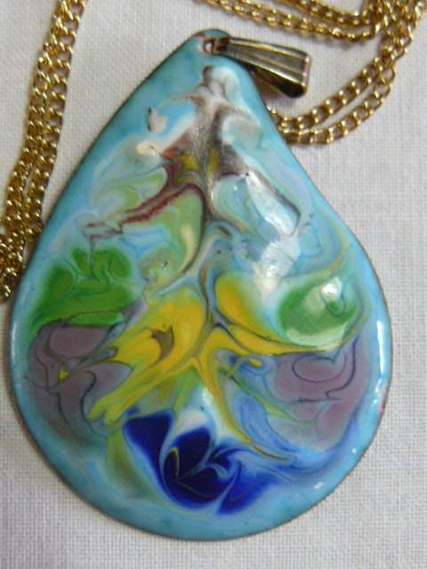 GLAZED ENAMEL AND COPPER PENDANT AND GOLD TONED CHAIN STUNNING