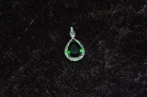 Stunning green stoned tear drop pendant