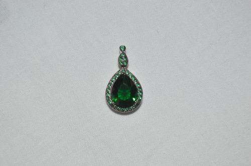 Stunning green stoned tear drop pendant