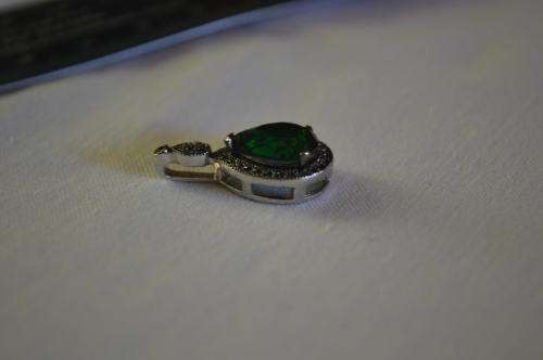 Stunning green stoned tear drop pendant