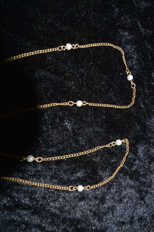 Lovely dainty faux pearl necklace with gold trim
