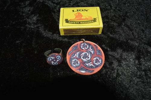 Hip enamel glazzed pendant and adjustable matching ring