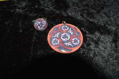 Hip enamel glazzed pendant and adjustable matching ring