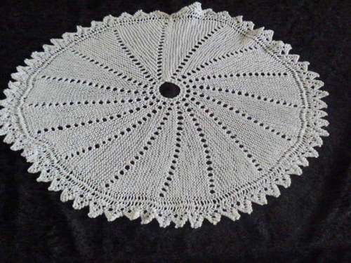 VINTAGE HAND KNITTED COTTON DOILIE 37 CM