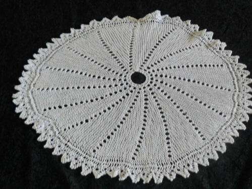 VINTAGE HAND KNITTED COTTON DOILIE 37 CM