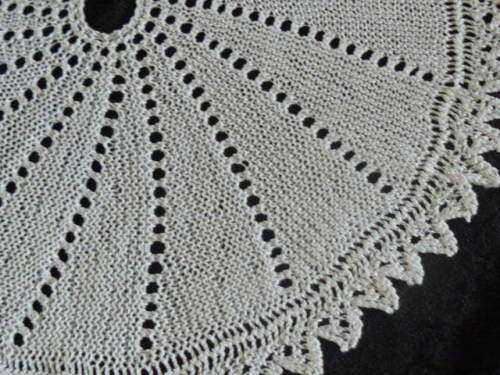 VINTAGE HAND KNITTED COTTON DOILIE 37 CM