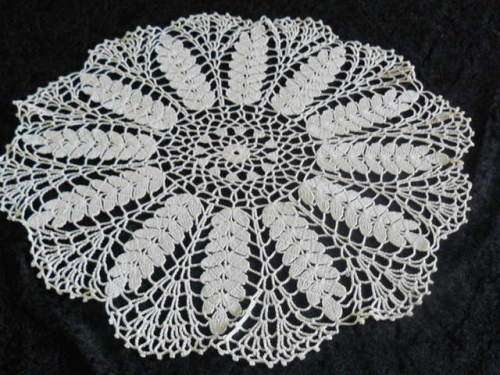 VINTAGE HAND CROCHETED COTTON DOILIE 37 CM