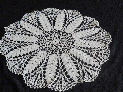 VINTAGE HAND CROCHETED COTTON DOILIE 37 CM