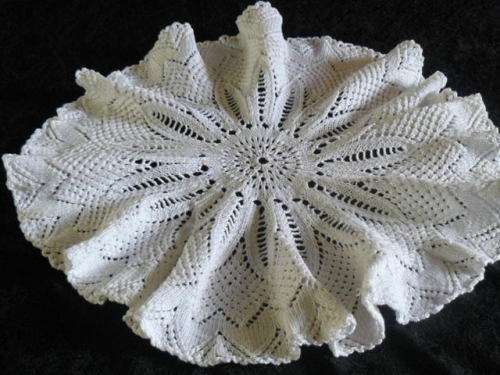 VINTAGE HAND KNITTED TABLE CLOTH