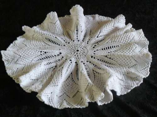 VINTAGE HAND KNITTED TABLE CLOTH