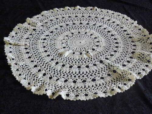 VINTAGE HAND CROCHETED DOILIE