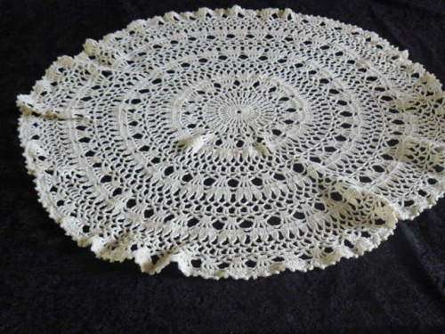 VINTAGE HAND CROCHETED DOILIE