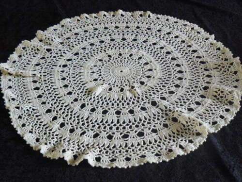 VINTAGE HAND CROCHETED DOILIE