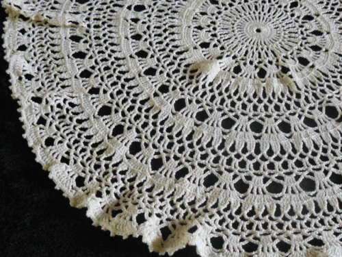 VINTAGE HAND CROCHETED DOILIE