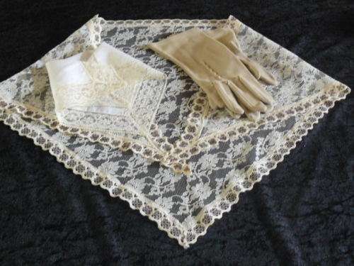 VINTAGE DOOCK, HANKIE AND GLOVES