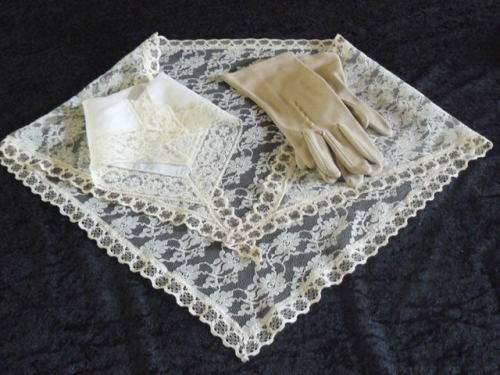 VINTAGE DOOCK, HANKIE AND GLOVES