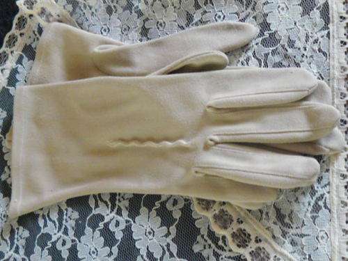 VINTAGE DOOCK, HANKIE AND GLOVES