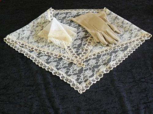 VINTAGE DOOCK, HANKIE AND GLOVES