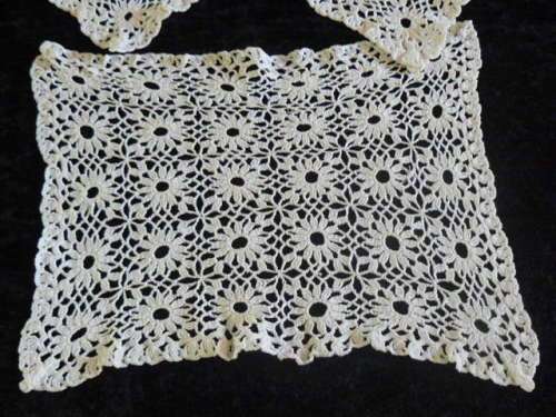 VINTAGE HAND CROCHETED COTTON DOILIE SET