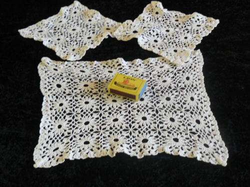 VINTAGE HAND CROCHETED COTTON DOILIE SET