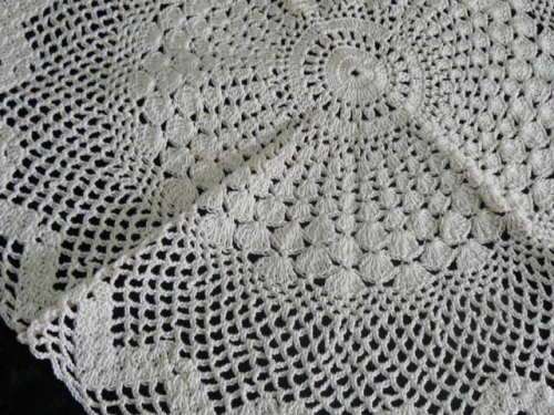 VINTAGE COTTON HAND CROCHETED DOILIE 42 CM