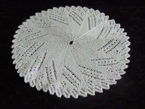 VINTAGE COTTON HAND KNITTED DOILIE 31 CM