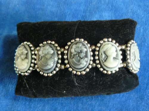 CAMEO LIKE FASHON BRACELET