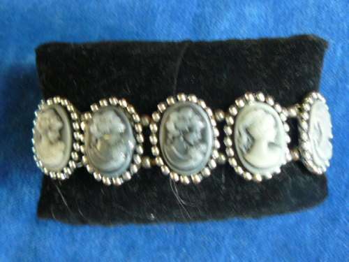 CAMEO LIKE FASHON BRACELET