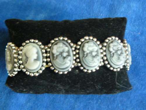 CAMEO LIKE FASHON BRACELET
