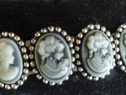 CAMEO LIKE FASHON BRACELET
