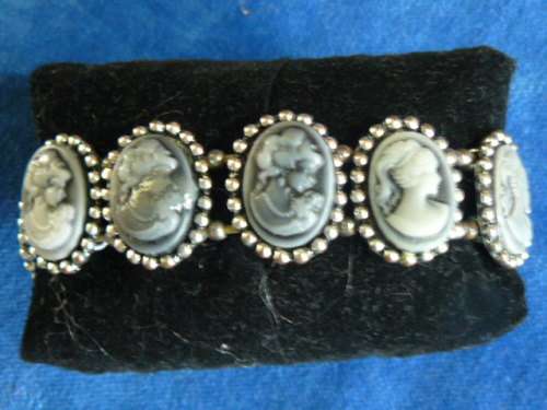 CAMEO LIKE FASHON BRACELET