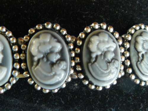 CAMEO LIKE FASHON BRACELET