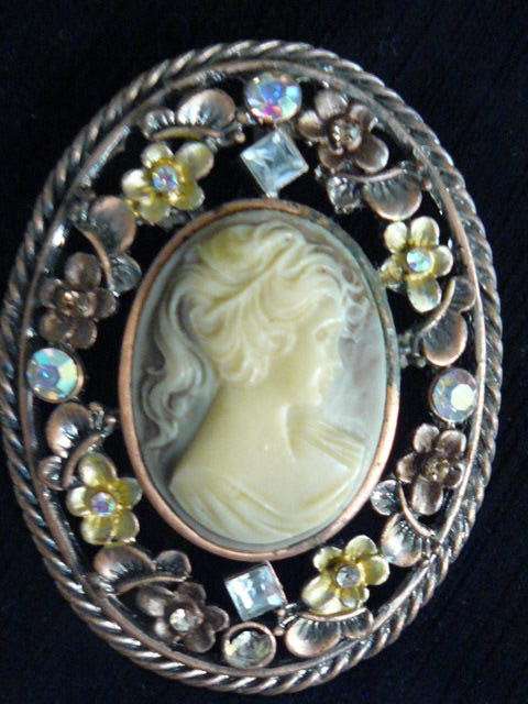 CAMEO LIKE PENDANT