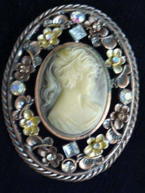 CAMEO LIKE PENDANT