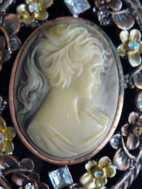 CAMEO LIKE PENDANT