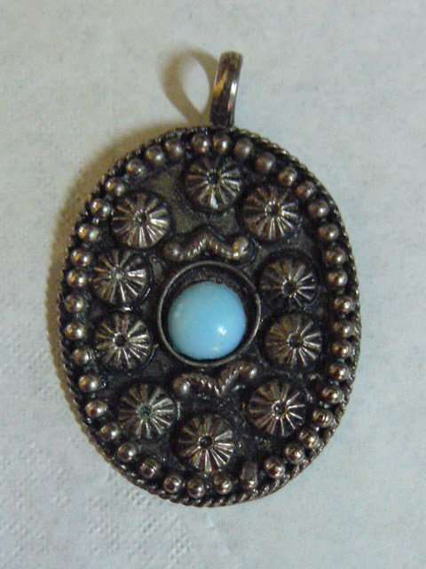 VINTAGE LIKE PENDANT WTH SEMI PRECIOUS STONES