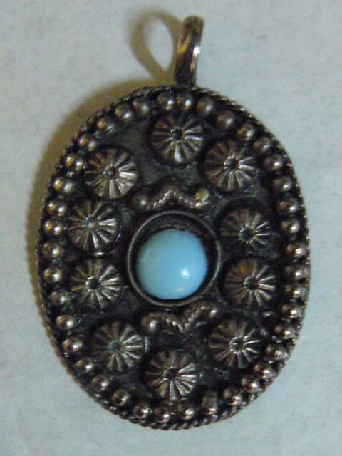 VINTAGE LIKE PENDANT WTH SEMI PRECIOUS STONES