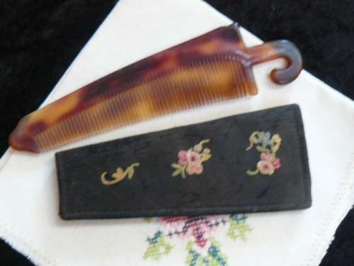 PETIT POINT VINTAGE POCKET COMB