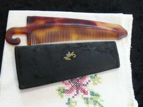 PETIT POINT VINTAGE POCKET COMB