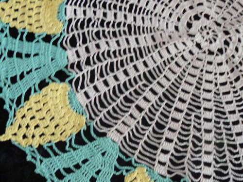 VINTAGE COTTON HAND CROCHETED DOILIE