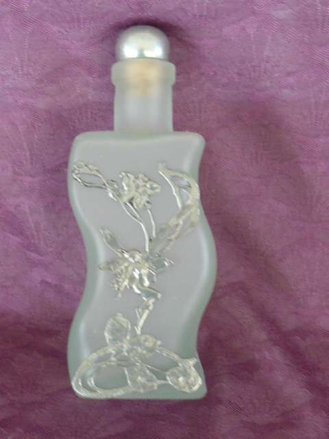 REFILABLE GLASS BOTTLE WITH DESIGN