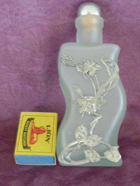 REFILABLE GLASS BOTTLE WITH DESIGN