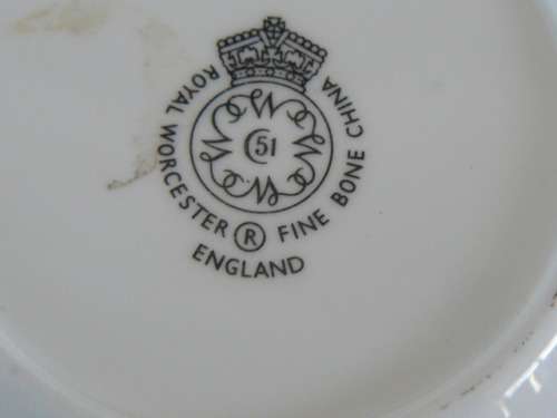 ROYAL WORCESTER ENGLAND 10.5 CM