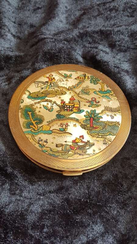 Vogue Vanities mirror powder compact. Definitely vintage STUNNING REDUCED >>>>>>!!!!!!!
