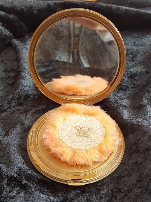 Vogue Vanities mirror powder compact. Definitely vintage STUNNING REDUCED >>>>>>!!!!!!!