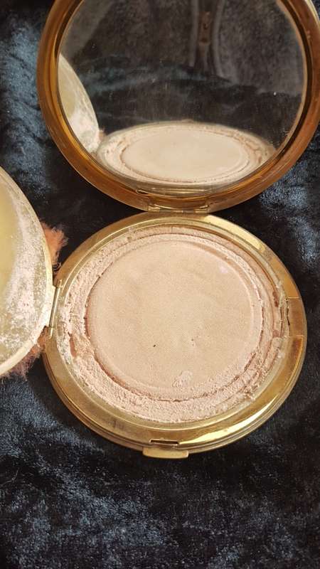 Vogue Vanities mirror powder compact. Definitely vintage STUNNING REDUCED >>>>>>!!!!!!!