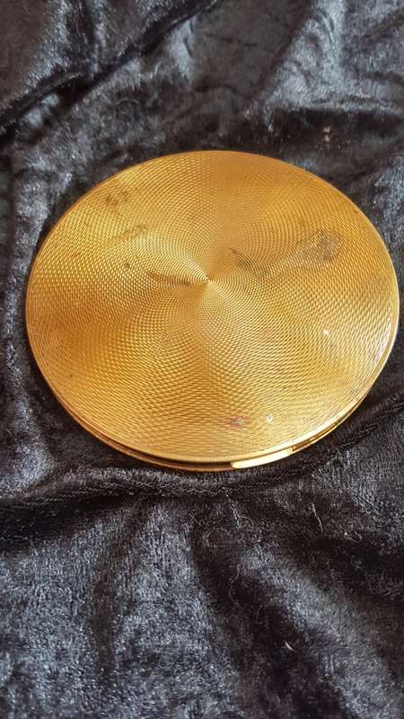 Vogue Vanities mirror powder compact. Definitely vintage STUNNING REDUCED >>>>>>!!!!!!!