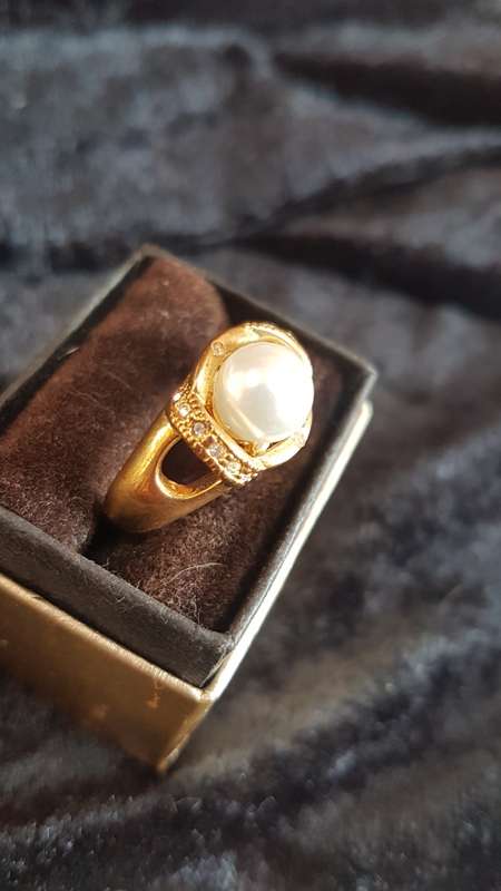 Gorgeous gold toned bracelet with shinny crystals and pearls and a large crystal ring