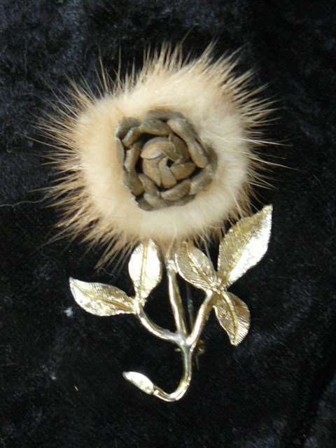 GOLD TONED ROSE VINTAGE BROOCH